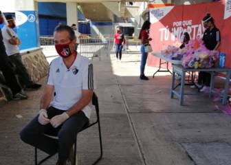 Atlas entrega 1,400 despensas a trabajadores del Jalisco