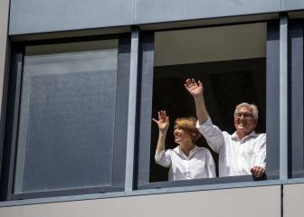 Una señora de la tercera edad pudo abrazar a su hijo por medio de abrigo de plástico