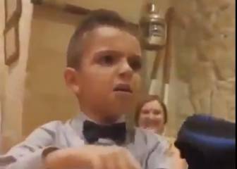 La reacción de un niño que recibió la playera del equipo rival