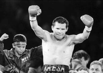 Julio César Chávez golpea un costal al ritmo de marimba