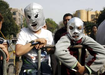 ¡Lucharán a dos de tres caídas! Niños se ponen la máscara y hacen función en casa