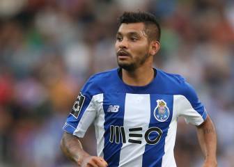 Tecatito Corona levanta su tercer trofeo con el Porto