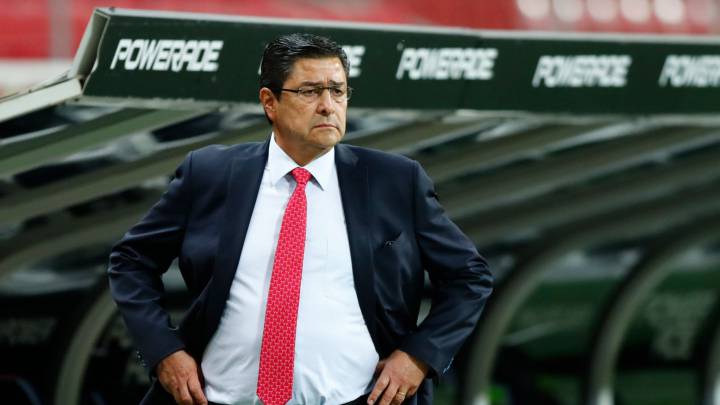 Luis Fernando Tena regresa con Chivas tras contraer coronavirus