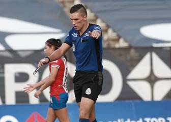 Árbitro de Liga MX Femenil pita inicio de partido sin balón