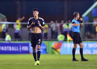 Alejandro Gómez mira a Rafa Márquez y Tecatito