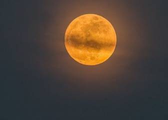 La Luna se está oxidando y la causa sería el Planeta Tierra