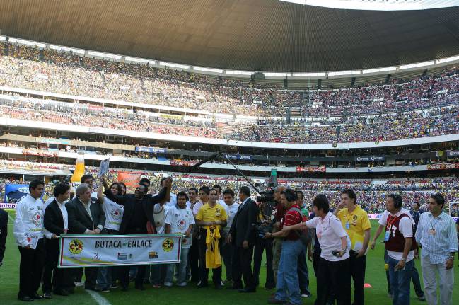 El América rindió homenaje a Pelé en 2008 en el Estadio Azteca