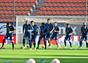 Mohamed va con Aké Loba y Funes Mori de inicio