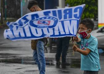 ¡No hubo sana distancia! Afición de Cruz Azul se reunió en el hotel de concentración