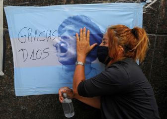 Aficionados esperan por Maradona en la clínica Olivos