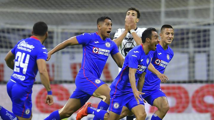 Cruz Azul golea a Pumas en la ida de semifinales del Guardianes 2020