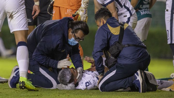 Pumas: Johan Vázquez queda noqueado tras choque de cabezas