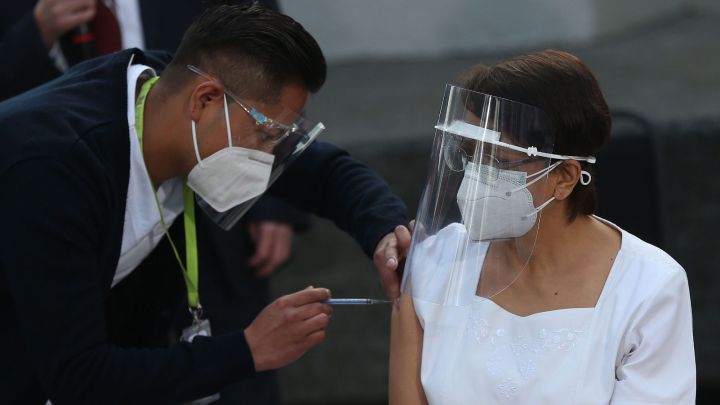 México aplica a una enfermera primera vacuna contra el COVID-19