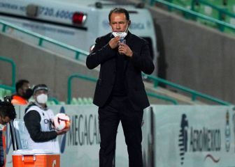 Juan Reynoso sale en defensa de Corona y Domínguez tras críticas