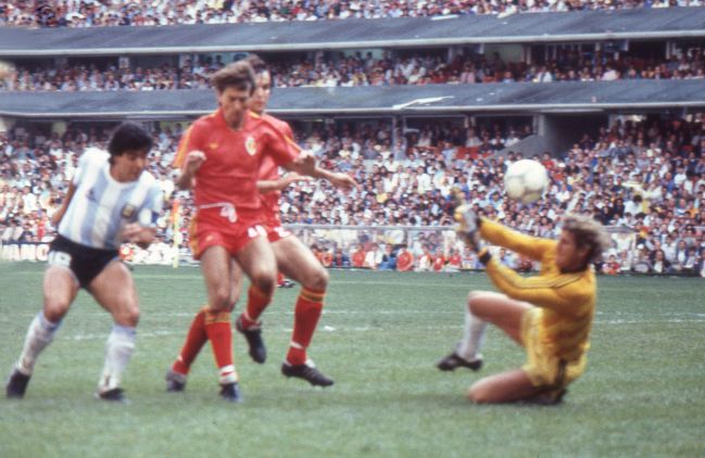 Pfaff intenta hacer frente a un disparo de Maradona en la semifinal de México '86
