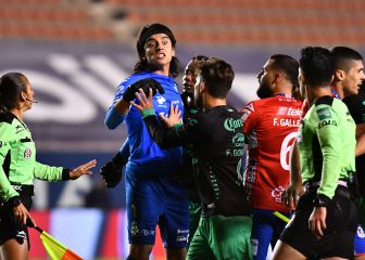 En noche de expulsiones, San Luis le quita el invicto a Santos