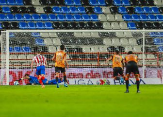 Gudiño salvó a Chivas y de paso hundió más a Pezzolano