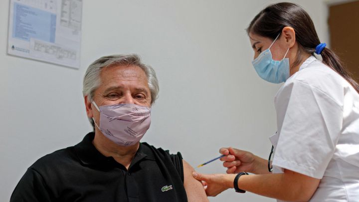 El contagio de COVID-19 del Presidente de Argentina no debe reducir la confianza en las vacunas