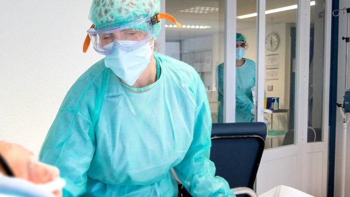 Luego de vacunarse, mujer da a luz a bebé con anticuerpos contra Covid-19 en España