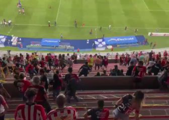 Aficionados de Atlas y Chivas protagonizaron bronca en las gradas del Estadio Jalisco