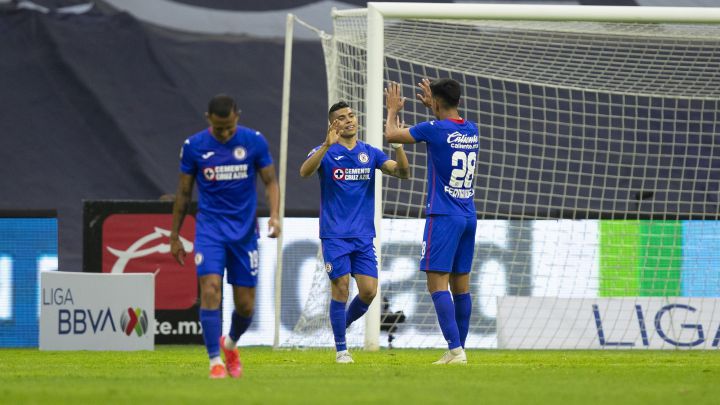 Jugadores del Cruz Azul festejan un gol en el Estadio Azteca