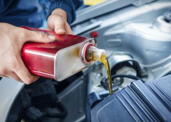 ¿Qué pasa si se pone demasiado aceite al motor del automóvil?