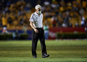 'Tuca' es recibido con aplausos en centro de vacunación