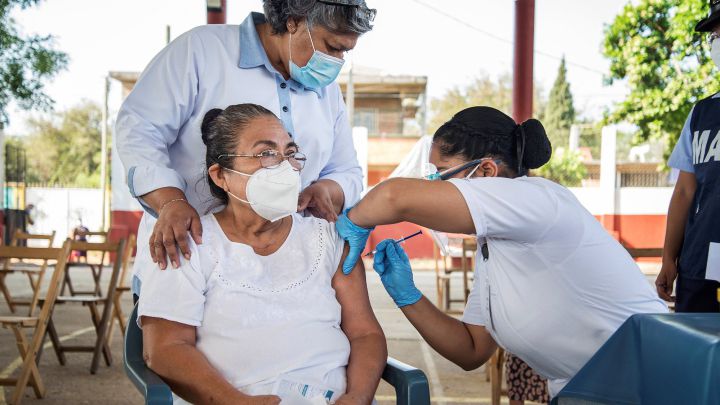 Cofepris libera lote de vacunas CanSino envasadas 