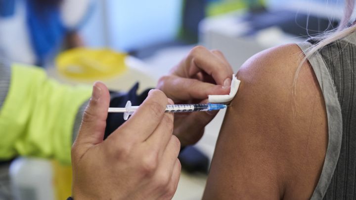 Vacunación personas de 40 a 49 años: cuándo iniciará, requisitos y pasos a seguir