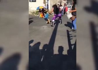 En función callejera, el luchador 'El Vikingo' tomó a un niño y lo arrojó sobre el suelo