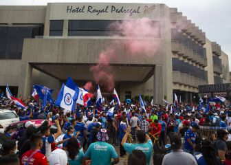 Aficionados llevan serenata a Cruz Azul previo a la Final