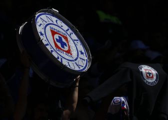 Aficionados cementeros reciben a su equipo con pasillo