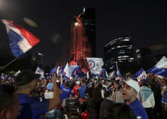 El Ángel de la Independencia se pintó de azul con los festejos