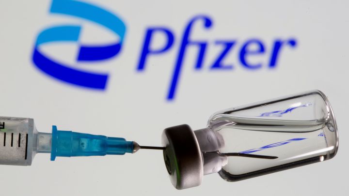 Vacuna Pfizer podría requerir tercera dosis, tras disminución de inmunidad