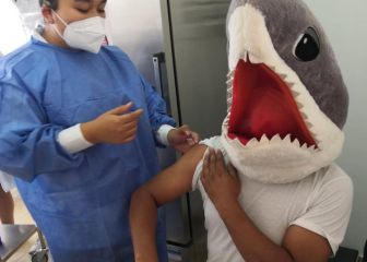 Vacunación COVID-19: jóvenes de 18 a 29 se disfrazan de personajes famosos para recibir la dosis anticovid