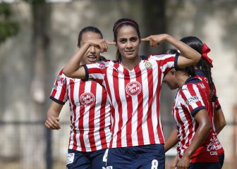 Chivas golea y duerme en la cima