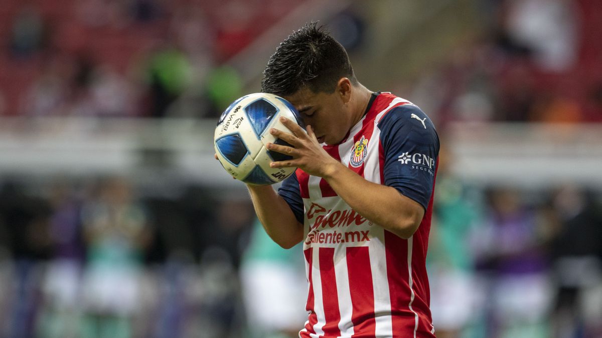 Pierde Chivas y estalla la tribuna: "¡Fuera, Vuce!" - Vimarsana News