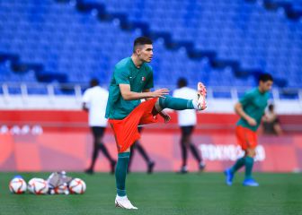 Johan Vásquez viajó a Italia para concluir su registro en la Serie A