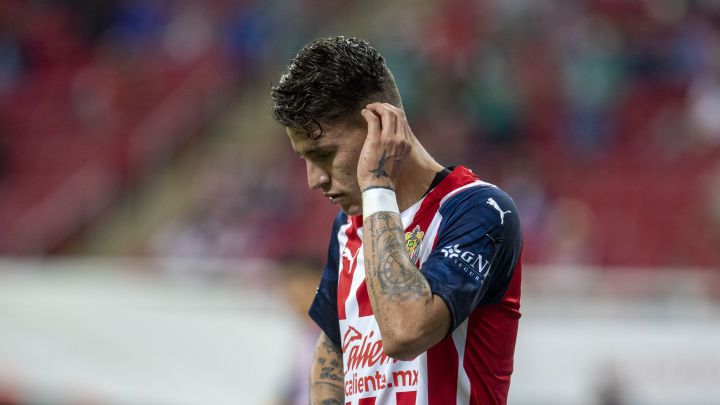 Cristian Calderón se lamenta en un partido de Chivas