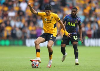 Raúl Jiménez fue titular con los Wolves ante el Tottenham