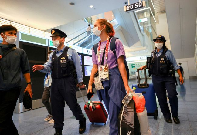 Krystsina Tsimanouskaya, escoltada por la policía japonesa el 1 de agosto de 2020 en el Aeropuerto de Haneda, en Tokio