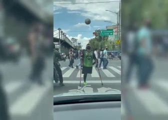 ¡Hay talento! Chico sin una pierna sorprende en semáforo de CDMX dominando el balón