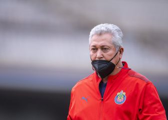 Por tercera vez, Chivas despide a su entrenador a una semana del Clásico Nacional