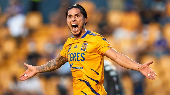 Carlos Salcedo grita durante un partido de Tigres