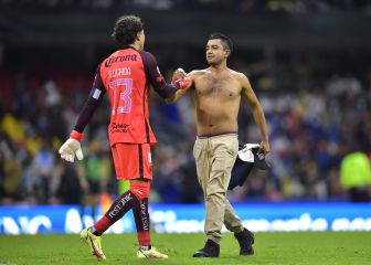 Espontáneo aparece en el Azteca durante el América vs Pumas