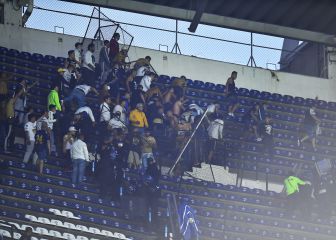 Seguidores de Pumas arman batalla campal en las tribunas del estadio Azteca