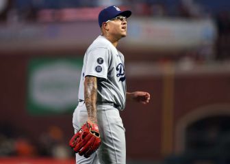 Julio Urías muestra su habilidad para dominal la pelota con el bat
