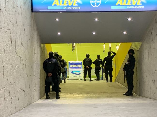 Policía armada durante el entrenamiento de la Selección Mexicana en el Estadio Cuscatlán