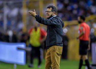Técnico de El Salvador se disculpa por abucheos al Himno mexicano