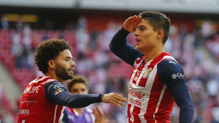 Ronaldo Cisneros festeja su gol contra Toluca
